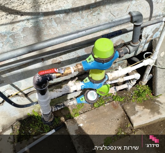צנרת מים עם מד מים וחיבורים שונים